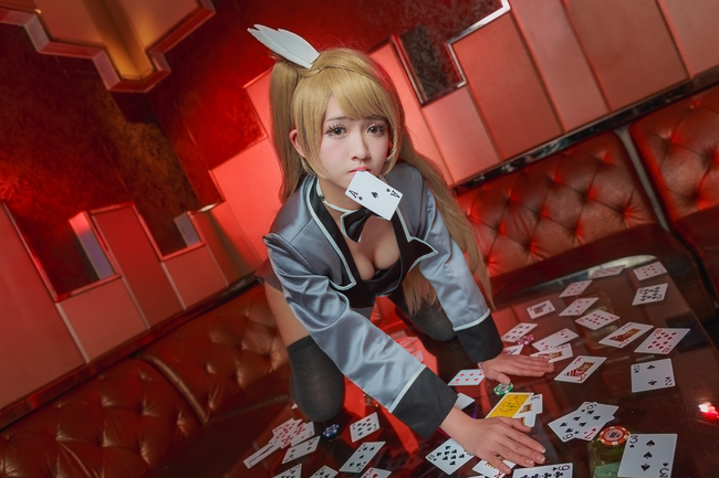 busty-casinogirl-minamikotori-cosplay-2