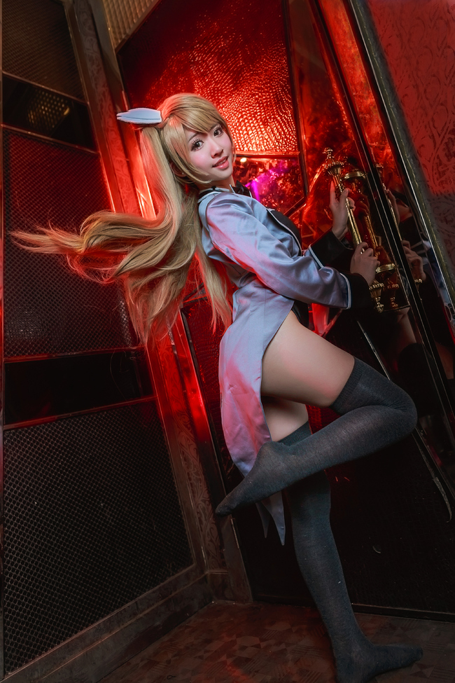 busty-casinogirl-minamikotori-cosplay-3