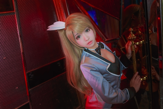 busty-casinogirl-minamikotori-cosplay-10