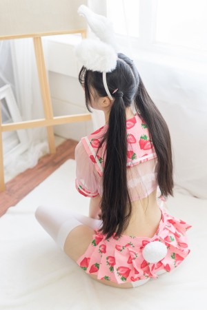 双马尾萌妹 粉色草莓和JK制服黑丝【40P/26.2M】